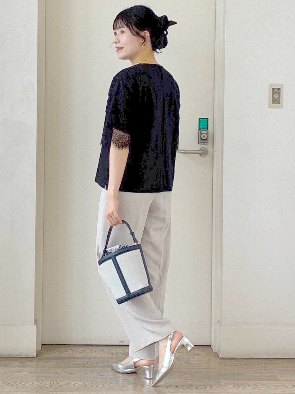 ホワイト系のカーディガン/ボレロ、ブラック系のTシャツ/カットソー、ベージュ系のその他パンツを着用したレディースの夏コーディネートの8枚目の写真