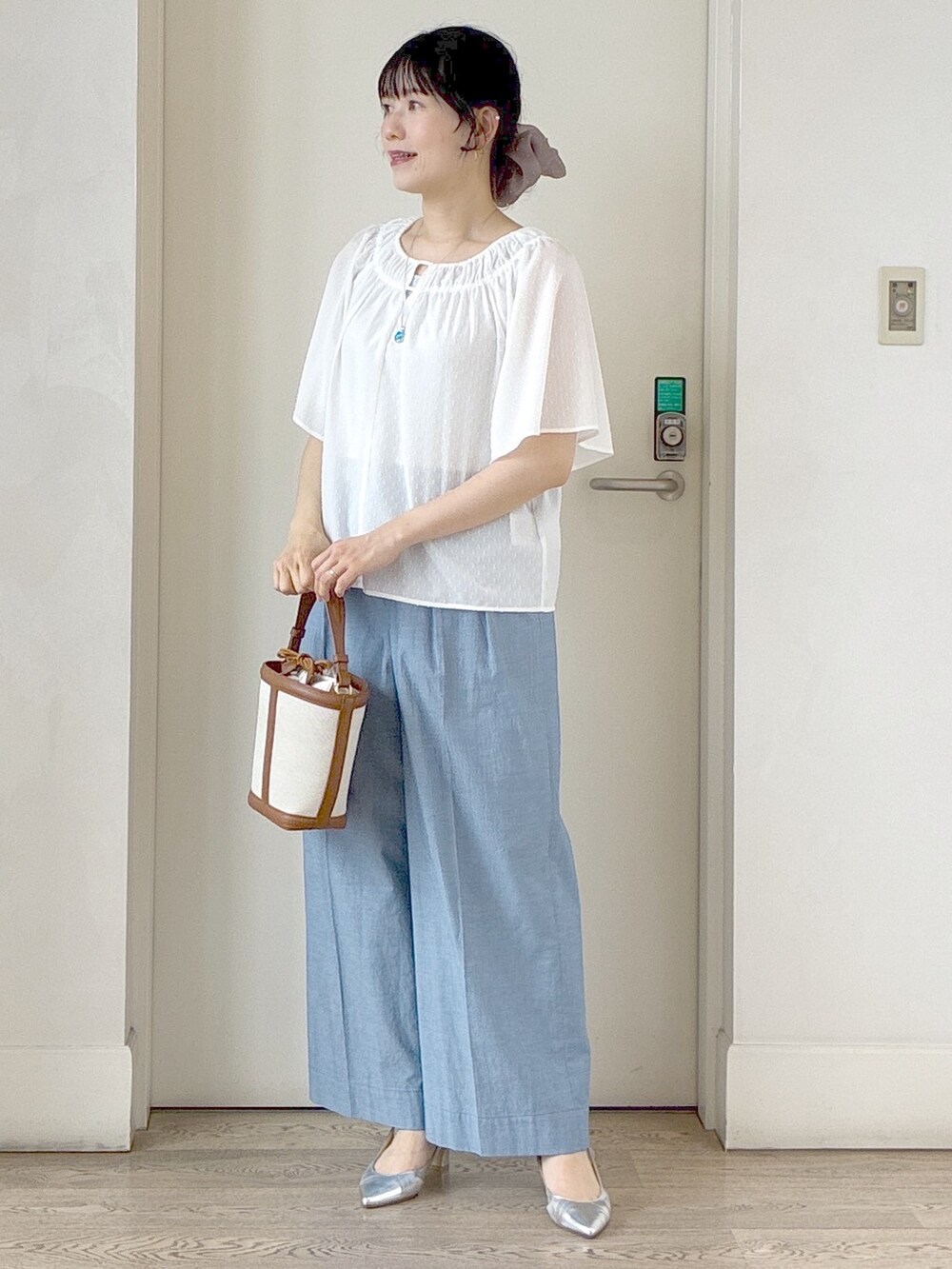 ホワイト系のシャツ/ブラウス、グレー系のタンクトップ、ブルー系のその他パンツを着用したレディースの夏コーディネートの5枚目の写真