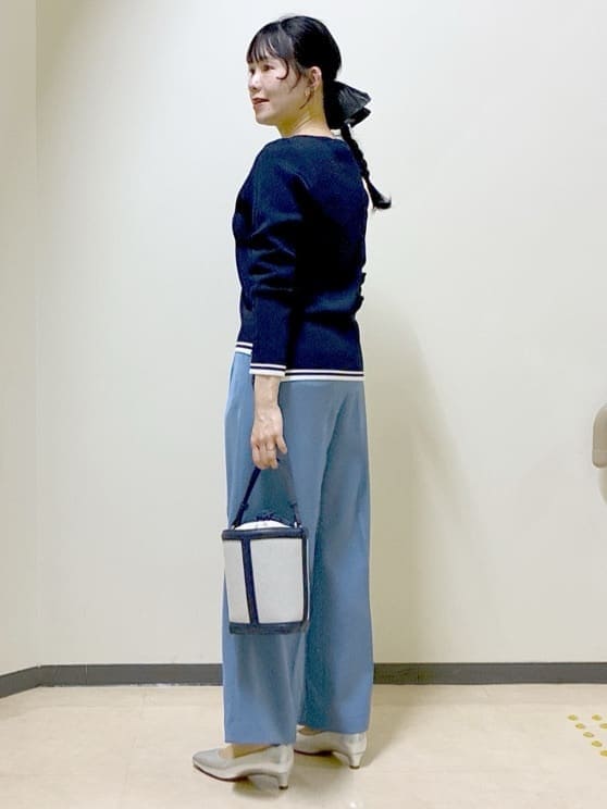 ブルー系のニット/セーター、ブルー系のその他パンツ、グレー系のパーカーを着用したレディースの春コーディネートの4枚目の写真