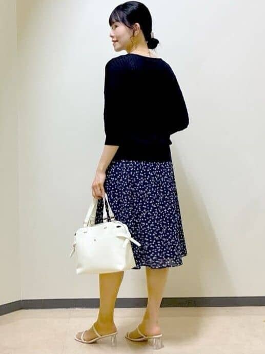ブラック系のニット/セーター、ベージュ系のスカート、ベージュ系のトートバッグを着用したレディースの夏コーディネートの10枚目の写真