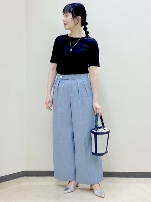 ホワイト系のシャツ/ブラウス、ブラック系のTシャツ/カットソー、ブルー系のその他パンツを着用したレディースの春コーディネートの5枚目の写真