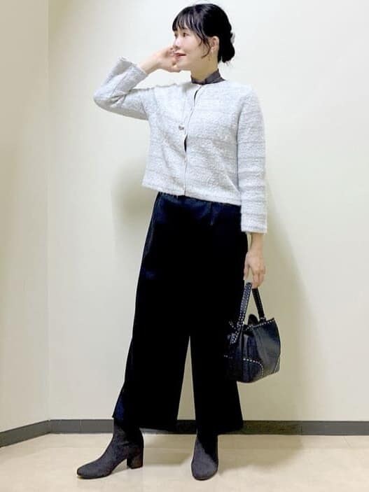 グレー系のカーディガン/ボレロ、グレー系のニット/セーター、ブラック系のその他パンツを着用したレディースの冬コーディネートの5枚目の写真