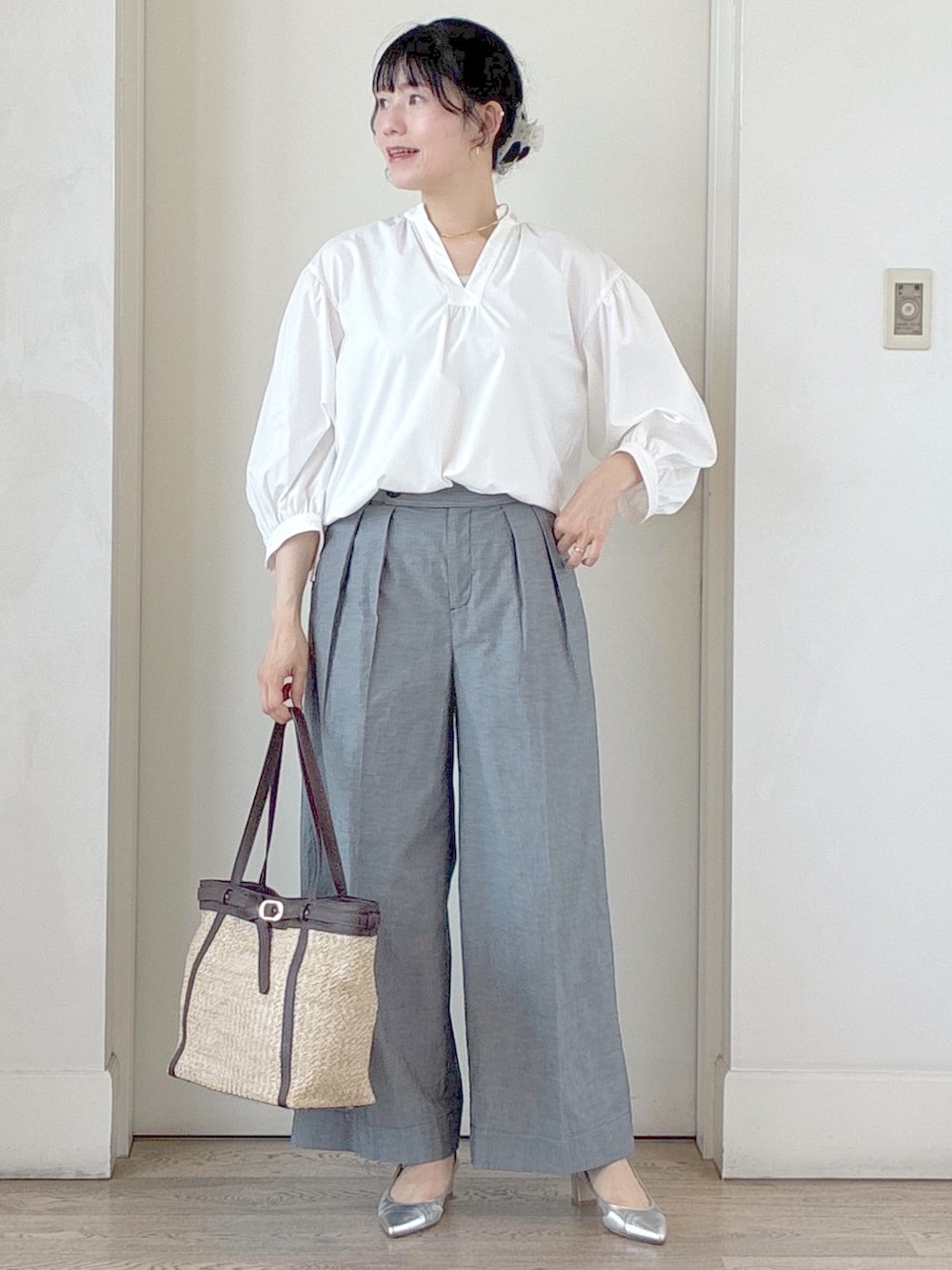 ホワイト系のシャツ/ブラウス、ベージュ系のタンクトップ、ブラック系のその他パンツを着用したレディースの夏コーディネートの6枚目の写真