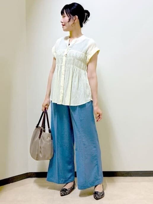 イエロー系のシャツ/ブラウス、ブラック系のタンクトップ、ブルー系のその他パンツを着用したレディースの秋コーディネートの6枚目の写真