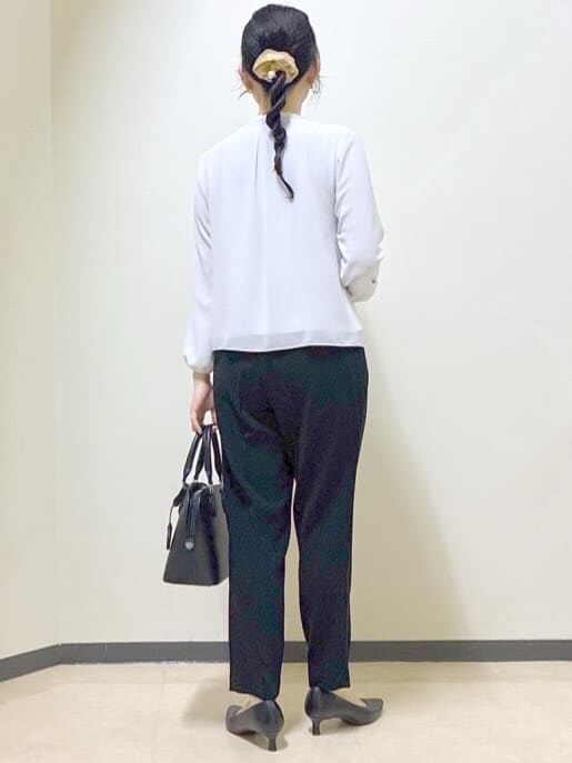 グレー系のシャツ/ブラウス、ブラック系のその他パンツ、ブラック系のノーカラージャケットを着用したレディースの春コーディネートの3枚目の写真