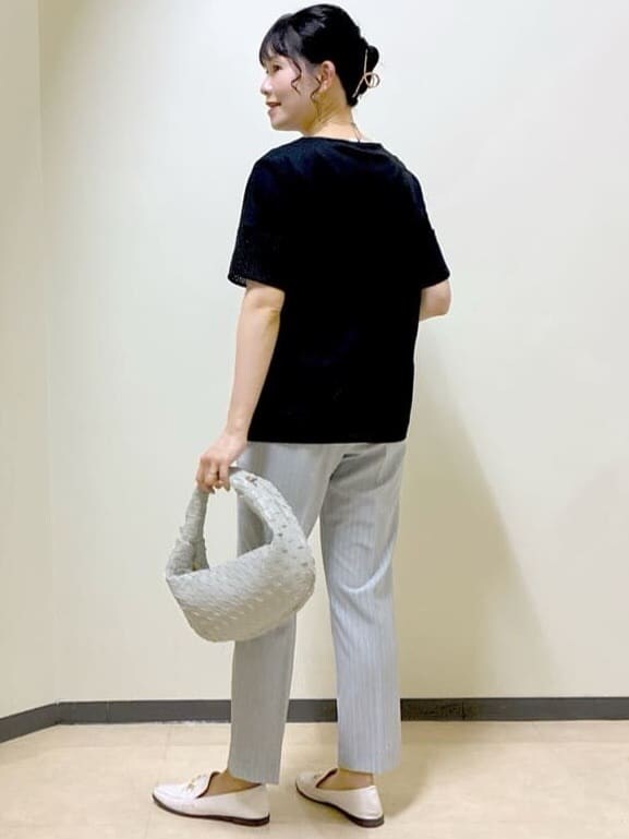 ブラック系のTシャツ/カットソー、イエロー系のその他パンツ、グレー系のその他パンツを着用したレディースの夏コーディネートの10枚目の写真
