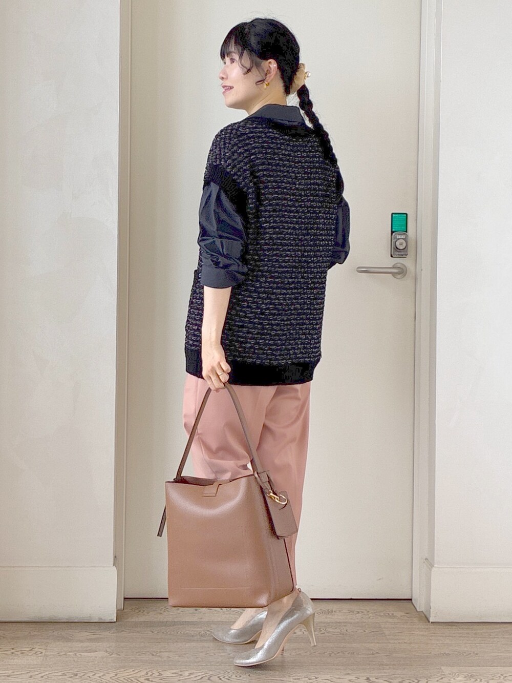 ブラック系のニット/セーター、ブルー系のシャツ/ブラウス、ピンク系のその他パンツを着用したレディースの秋コーディネートの4枚目の写真