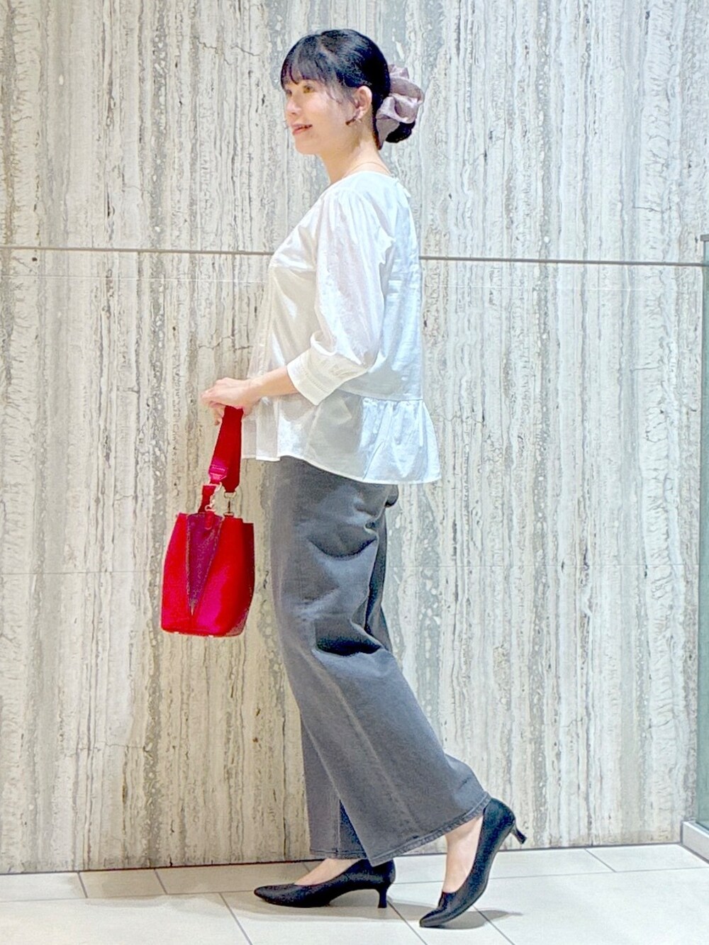 ホワイト系のシャツ/ブラウス、ブラウン系のシャツ/ブラウス、ブラック系のデニムパンツを着用したレディースの秋コーディネートの2枚目の写真