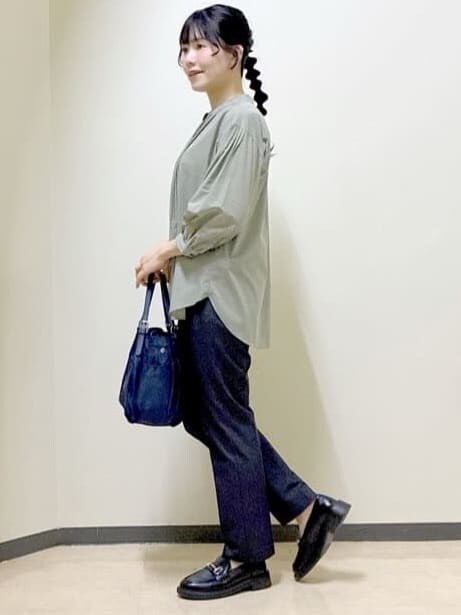 グリーン系のシャツ/ブラウス、ブルー系のその他パンツ、ブルー系のショルダーバッグを着用したレディースの冬コーディネートの2枚目の写真