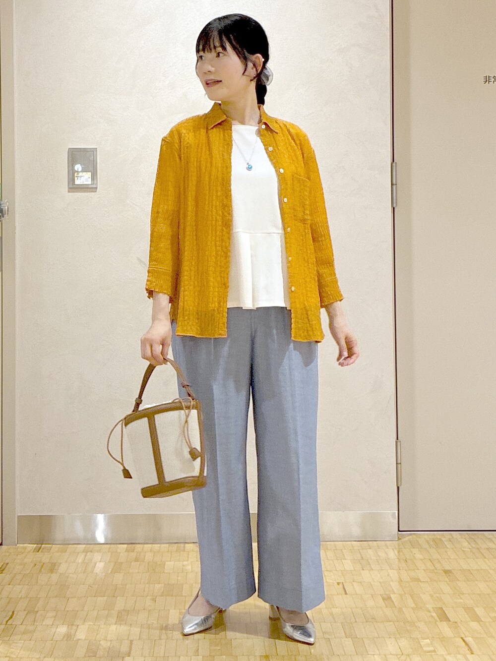 オレンジ系のシャツ/ブラウス、ホワイト系のTシャツ/カットソー、ブルー系のその他パンツを着用したレディースの夏コーディネートの10枚目の写真