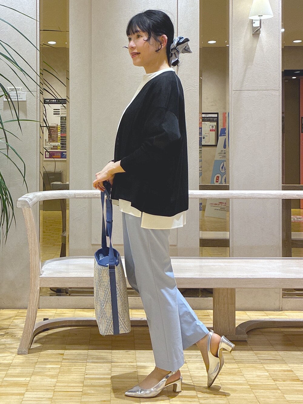 ブラック系のカーディガン/ボレロ、ホワイト系のシャツ/ブラウス、ベージュ系のタンクトップを着用したレディースの春コーディネートの2枚目の写真