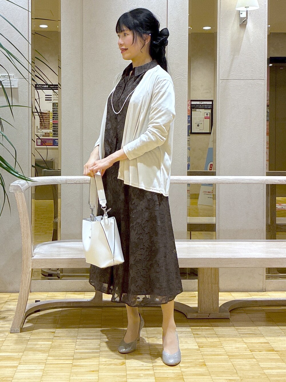 ベージュ系のカーディガン/ボレロ、ブラウン系のシャツ/ブラウス、ブラウン系のスカートを着用したレディースの春コーディネートの2枚目の写真