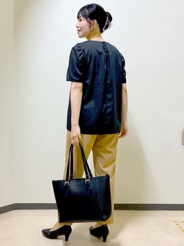 ホワイト系のシャツ/ブラウス、イエロー系のその他パンツ、ブラウン系のトートバッグを着用したレディースの秋コーディネートの9枚目の写真