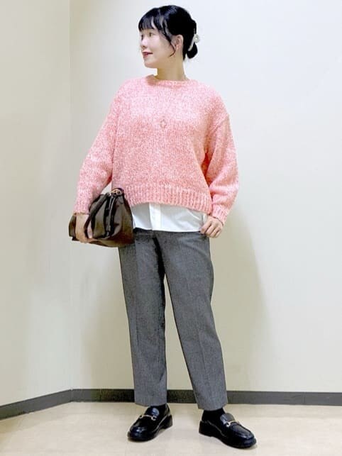 レッド系のニット/セーター、ホワイト系のTシャツ/カットソー、ブラック系のその他パンツを着用したレディースの冬コーディネートの5枚目の写真