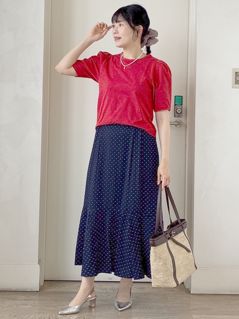 オレンジ系のTシャツ/カットソー、ブルー系のスカート、イエロー系のトートバッグを着用したレディースの夏コーディネートの8枚目の写真