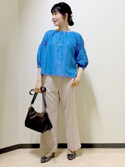 ブルー系のシャツ/ブラウス、ベージュ系のその他パンツ、ブラウン系のショルダーバッグを着用したレディースの秋コーディネートの8枚目の写真