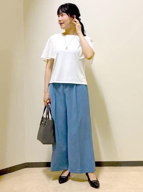 グレー系のベスト、ホワイト系のTシャツ/カットソー、ブルー系のその他パンツを着用したレディースの秋コーディネートの9枚目の写真