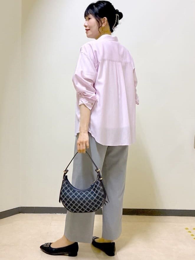 ホワイト系のTシャツ/カットソー、グレー系のその他パンツ、ピンク系のシャツ/ブラウスを着用したレディースの秋コーディネートの9枚目の写真