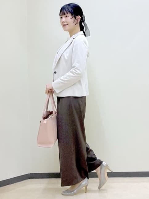 グリーン系のノーカラージャケット、ブラウン系のその他パンツ、ホワイト系のシャツ/ブラウスを着用したレディースの春コーディネートの2枚目の写真