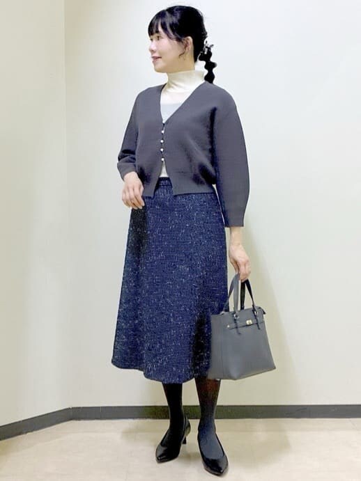 グレー系のカーディガン/ボレロ、ブラック系のタンクトップ、ホワイト系のTシャツ/カットソーを着用したレディースの冬コーディネートの8枚目の写真