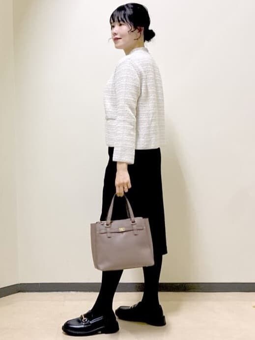 グレー系のカーディガン/ボレロ、ホワイト系のシャツ/ブラウス、ブラック系のスカートを着用したレディースの冬コーディネートの4枚目の写真