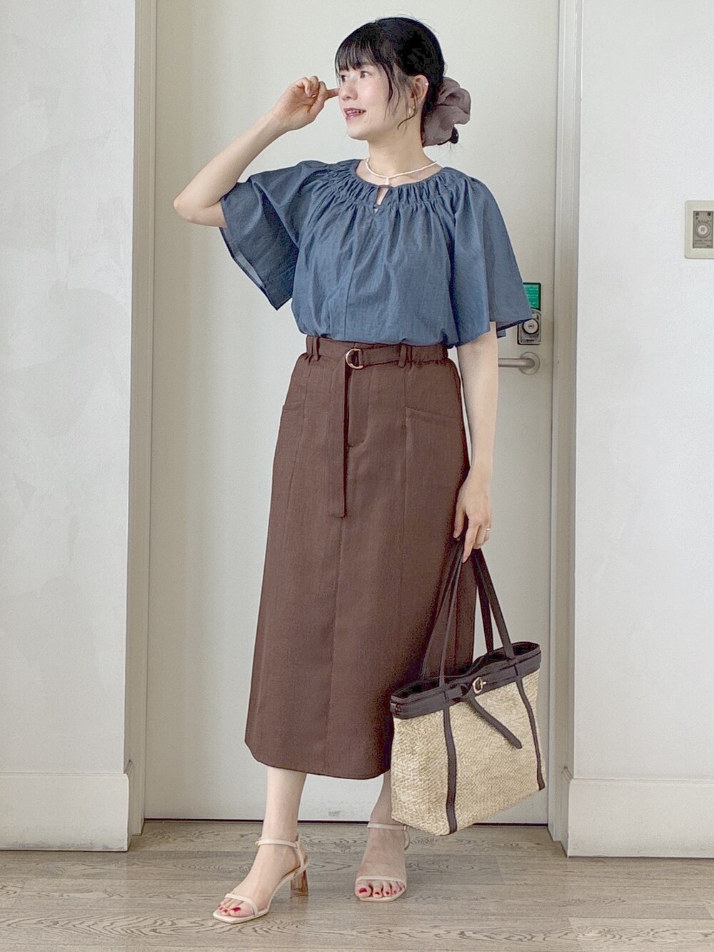ブルー系のシャツ/ブラウス、グレー系のタンクトップ、ブルー系のスカートを着用したレディースの夏コーディネートの5枚目の写真