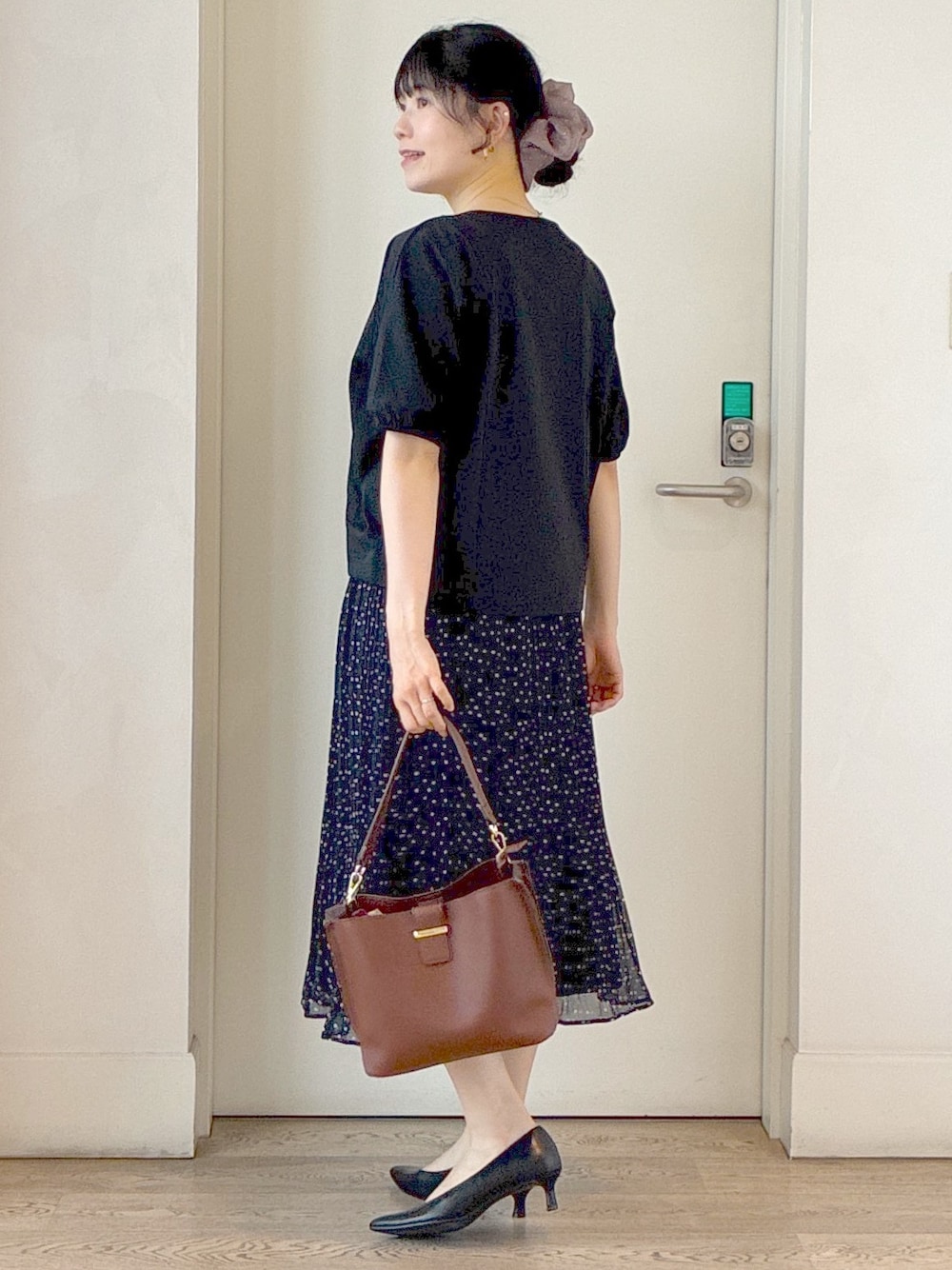 ブラック系のTシャツ/カットソー、ブルー系のシャツ/ブラウス、ブルー系のスカートを着用したレディースの秋コーディネートの4枚目の写真