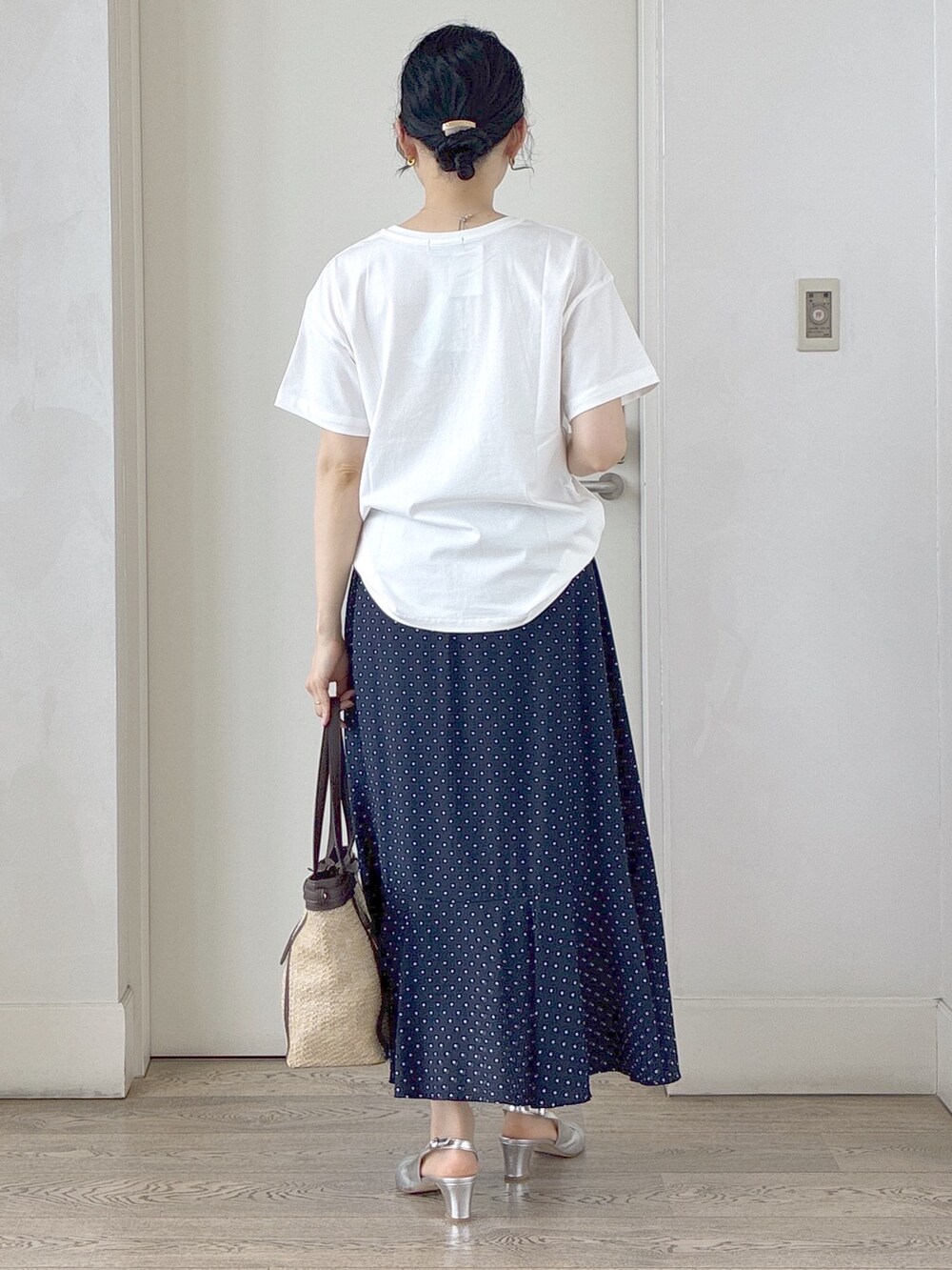 ホワイト系のTシャツ/カットソー、ベージュ系のベスト、ブルー系のスカートを着用したレディースの春コーディネートの3枚目の写真