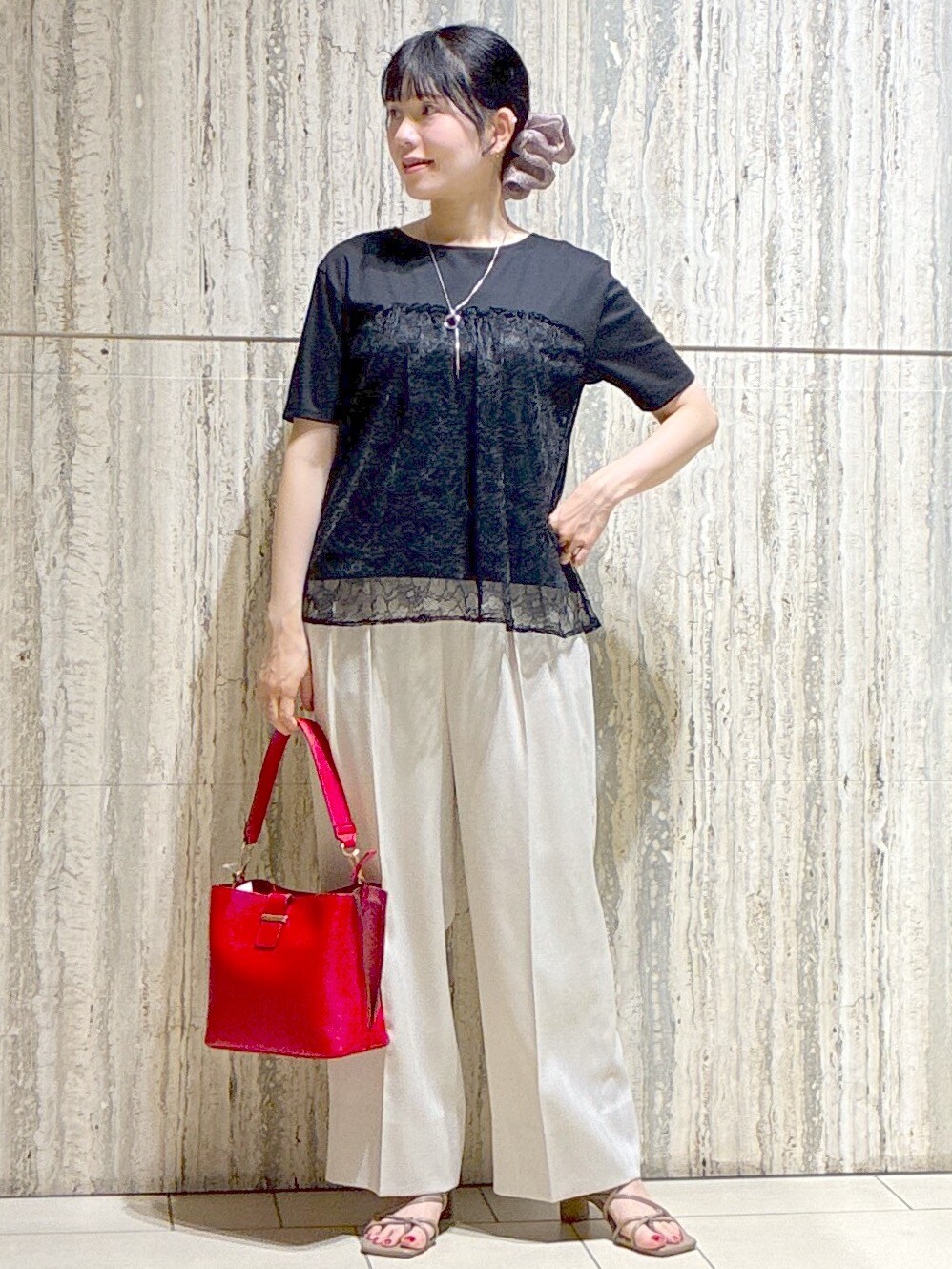 ブラック系のTシャツ/カットソー、ベージュ系のその他パンツ、レッド系のトートバッグを着用したレディースの夏コーディネートの5枚目の写真