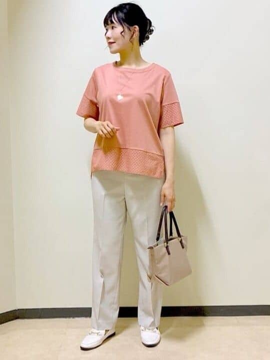 オレンジ系のTシャツ/カットソー、ベージュ系のその他パンツ、ベージュ系のトートバッグを着用したレディースの夏コーディネートの10枚目の写真