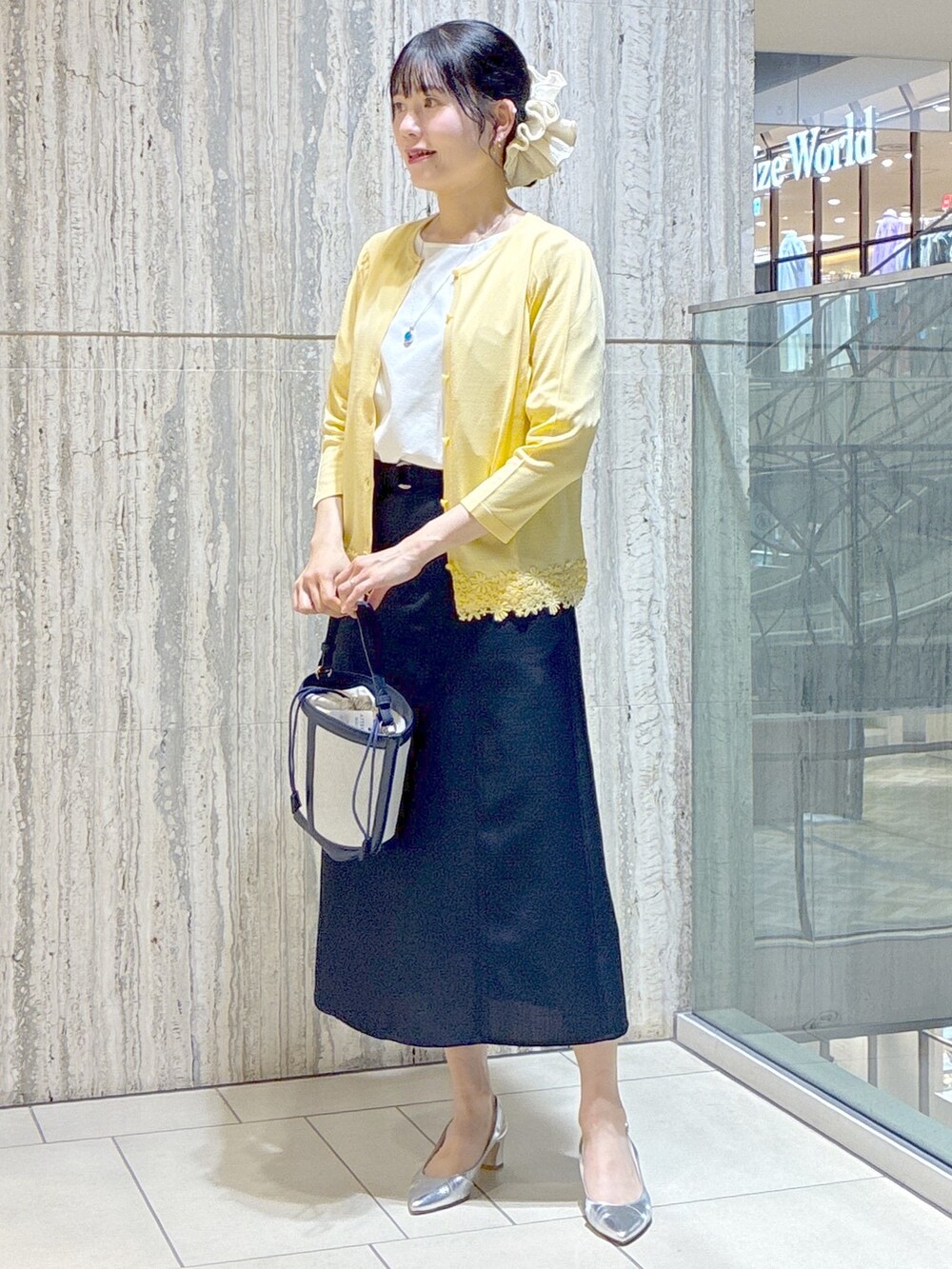 イエロー系のカーディガン/ボレロ、ホワイト系のTシャツ/カットソー、ブルー系のスカートを着用したレディースの夏コーディネートの7枚目の写真