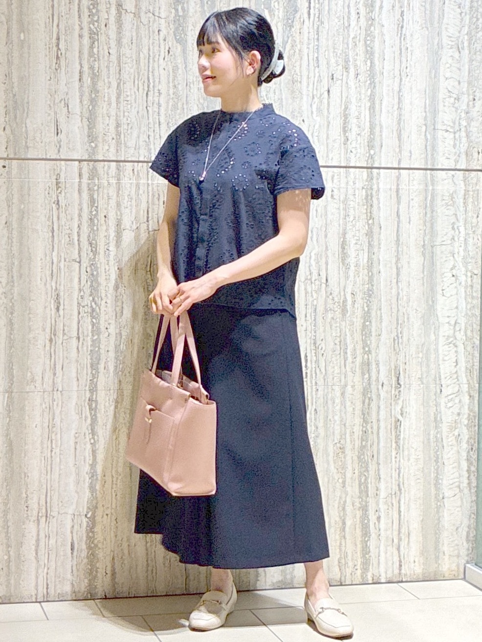 ブルー系のシャツ/ブラウス、グレー系のタンクトップ、ブルー系のその他パンツを着用したレディースの秋コーディネートの7枚目の写真