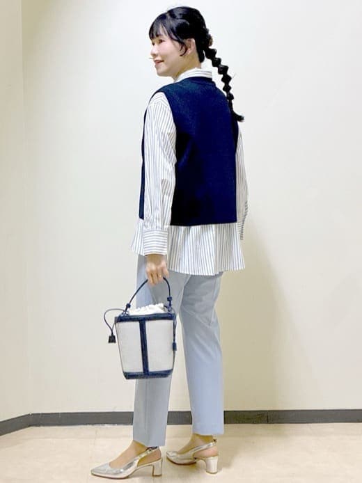 ブルー系のニット/セーター、ホワイト系のシャツ/ブラウス、ブルー系のその他パンツを着用したレディースの春コーディネートの3枚目の写真