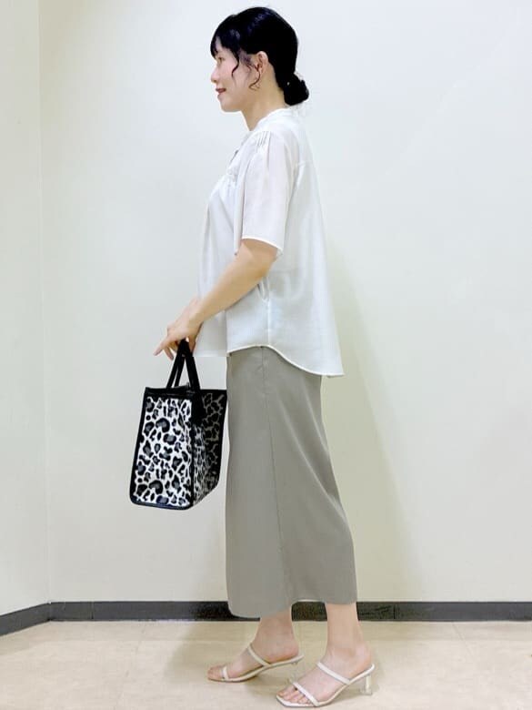 ベージュ系のシャツ/ブラウス、グレー系のタンクトップ、ブラック系のニット/セーターを着用したレディースの夏コーディネートの2枚目の写真