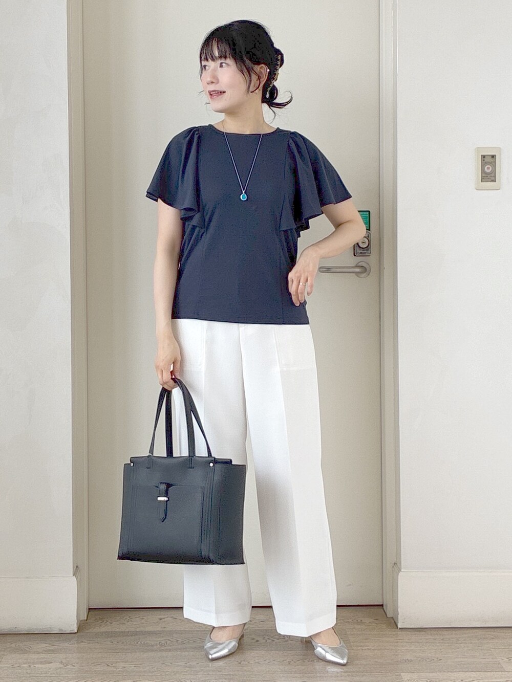 ブルー系のTシャツ/カットソー、ホワイト系のその他パンツ、ブルー系のテーラードジャケットを着用したレディースの夏コーディネートの9枚目の写真