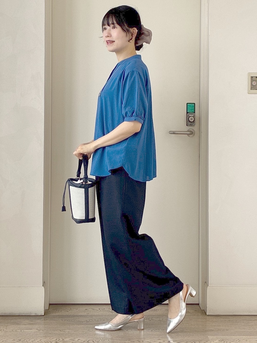 ブルー系のシャツ/ブラウス、ブルー系のその他パンツ、ブルー系のショルダーバッグを着用したレディースの夏コーディネートの2枚目の写真