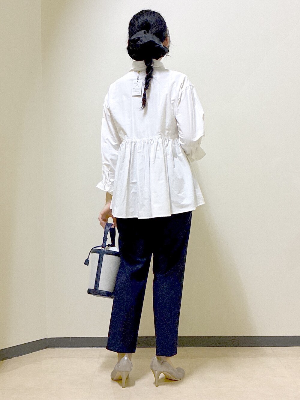 ブルー系のカーディガン/ボレロ、ブルー系のその他パンツ、ブルー系のショルダーバッグを着用したレディースの春コーディネートの3枚目の写真