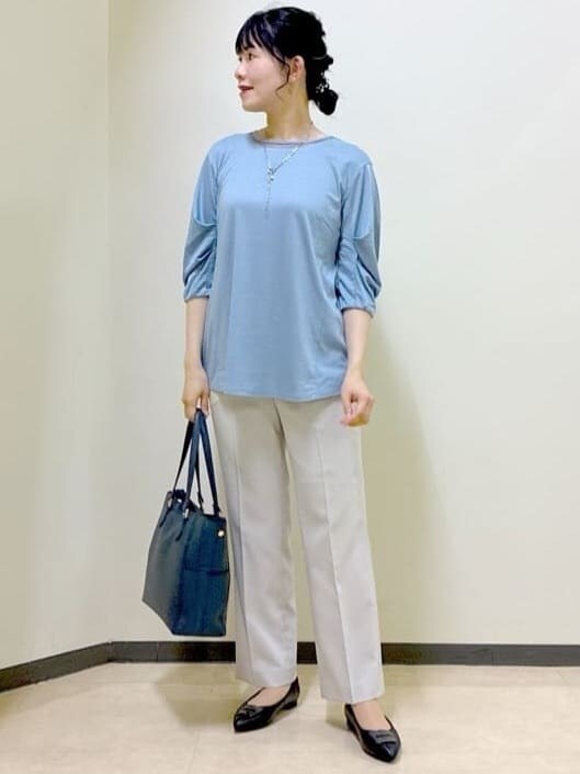 ブルー系のTシャツ/カットソー、ベージュ系のその他パンツ、ブラック系のブルゾンを着用したレディースの秋コーディネートの6枚目の写真