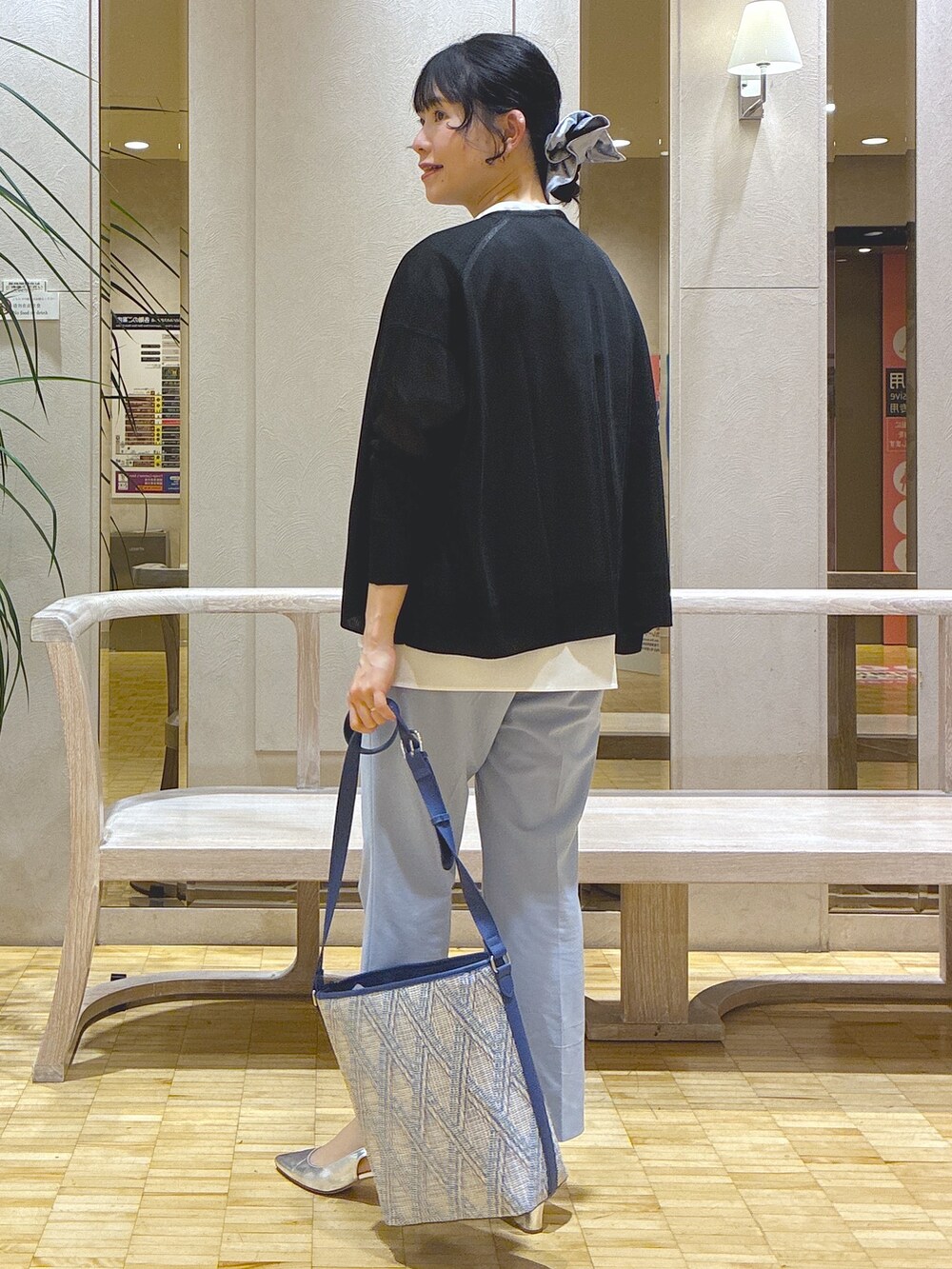 ブラック系のカーディガン/ボレロ、ホワイト系のシャツ/ブラウス、ベージュ系のタンクトップを着用したレディースの春コーディネートの4枚目の写真