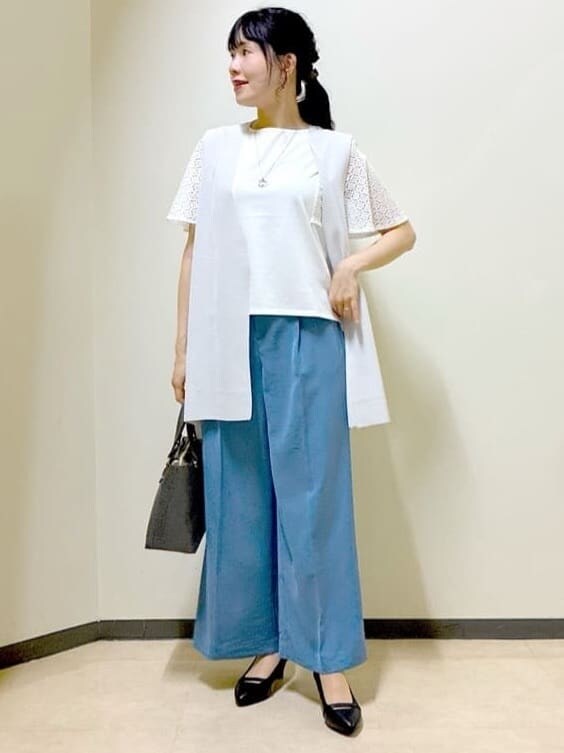 グレー系のベスト、ホワイト系のTシャツ/カットソー、ブルー系のその他パンツを着用したレディースの秋コーディネートの5枚目の写真