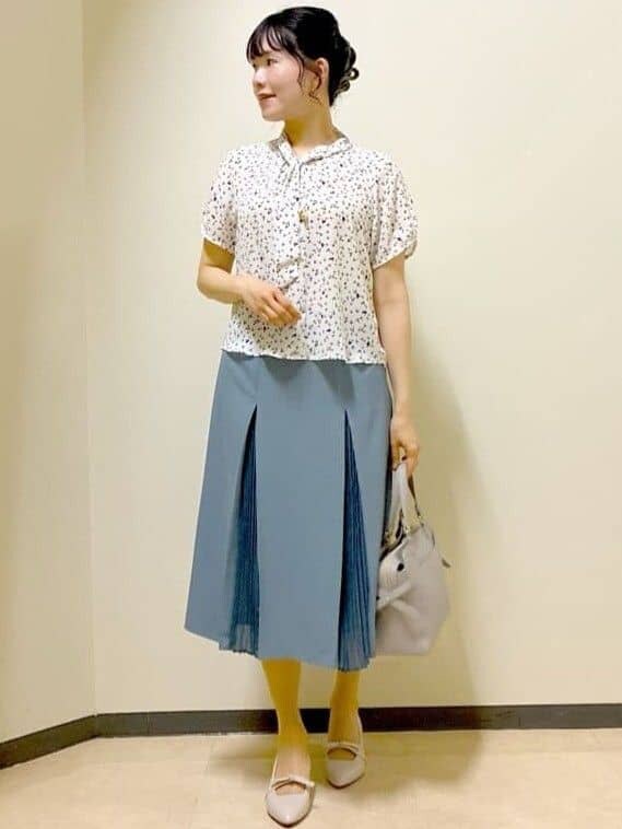 ホワイト系のカーディガン/ボレロ、ホワイト系のシャツ/ブラウス、ブルー系のスカートを着用したレディースの春コーディネートの10枚目の写真