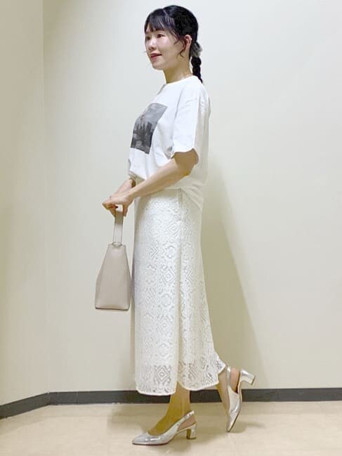 ブラウン系のブルゾン、ホワイト系のスカート、ホワイト系のTシャツ/カットソーを着用したレディースの春コーディネートの10枚目の写真