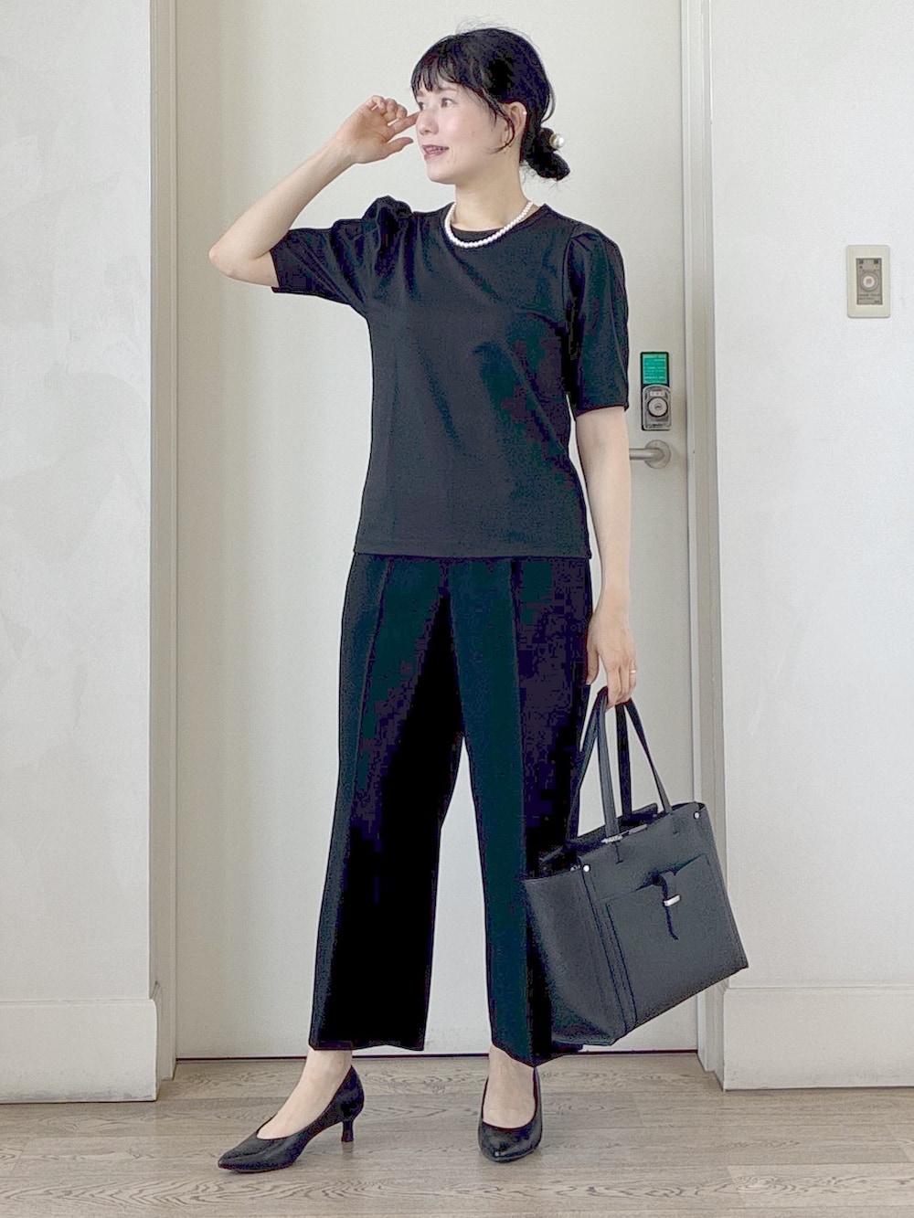 ブラック系のTシャツ/カットソー、ブラック系のその他パンツ、ブラック系のテーラードジャケットを着用したレディースの夏コーディネートの6枚目の写真
