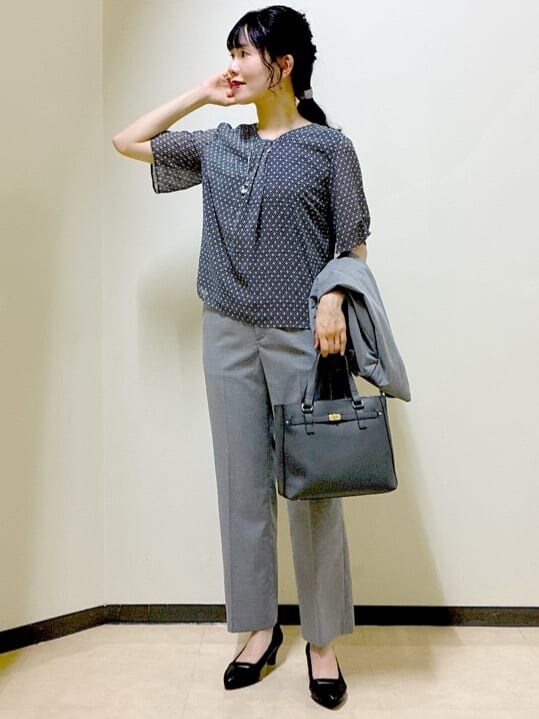 グレー系のノーカラージャケット、ブルー系のシャツ/ブラウス、グレー系のその他パンツを着用したレディースの夏コーディネートの6枚目の写真