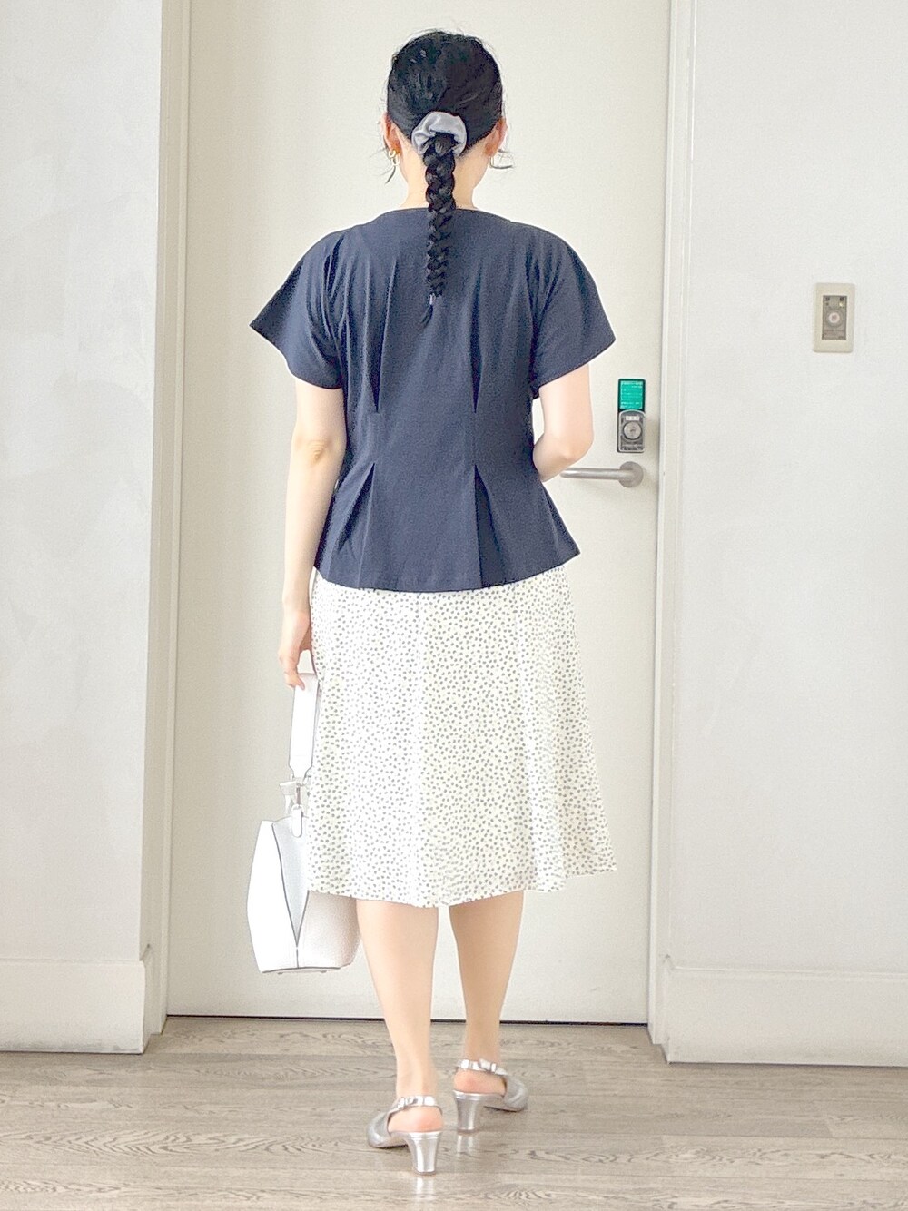 ブルー系のTシャツ/カットソー、ベージュ系のスカート、ホワイト系のトートバッグを着用したレディースの春コーディネートの3枚目の写真