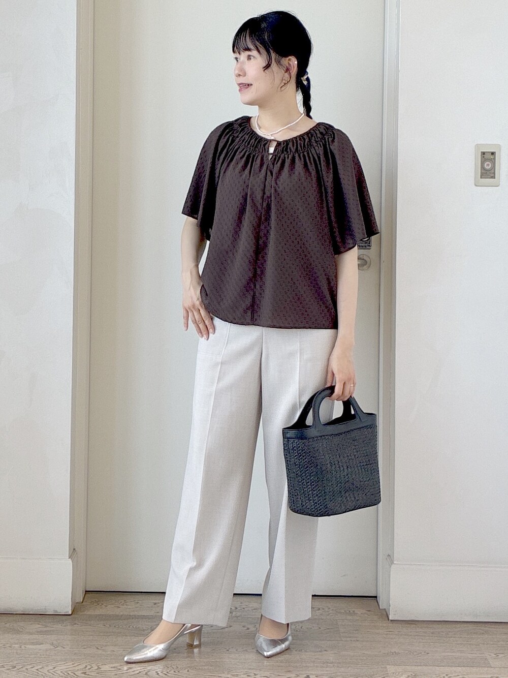 ベージュ系のその他パンツ、ブラウン系のシャツ/ブラウス、ブラック系のショルダーバッグを着用したレディースの春コーディネートの5枚目の写真