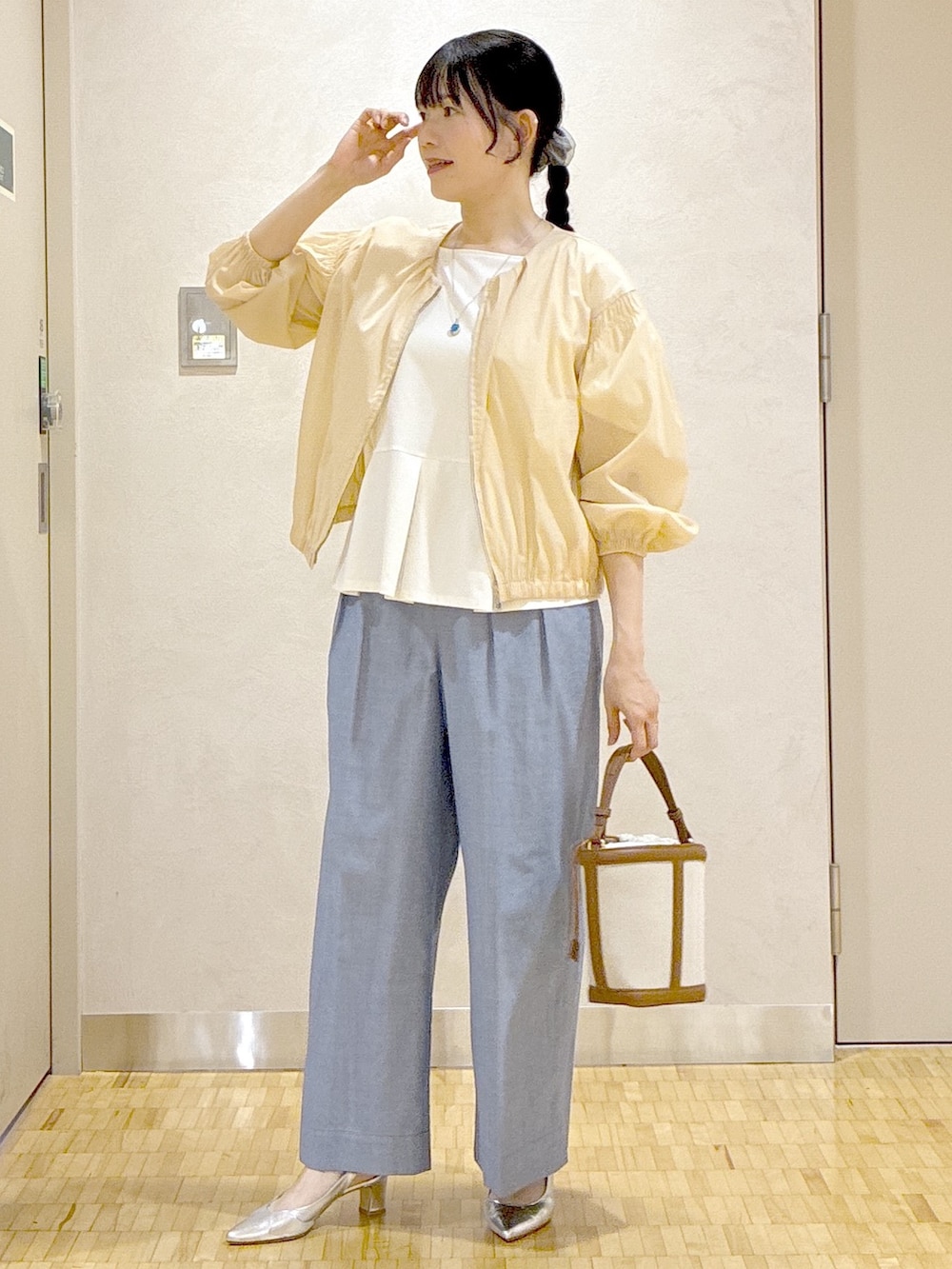 ベージュ系のブルゾン、ホワイト系のTシャツ/カットソー、ブルー系のその他パンツを着用したレディースの夏コーディネートの6枚目の写真