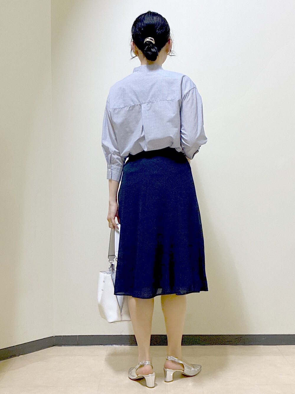 ブルー系のシャツ/ブラウス、ブルー系のスカート、ホワイト系のその他パンツを着用したレディースの春コーディネートの3枚目の写真