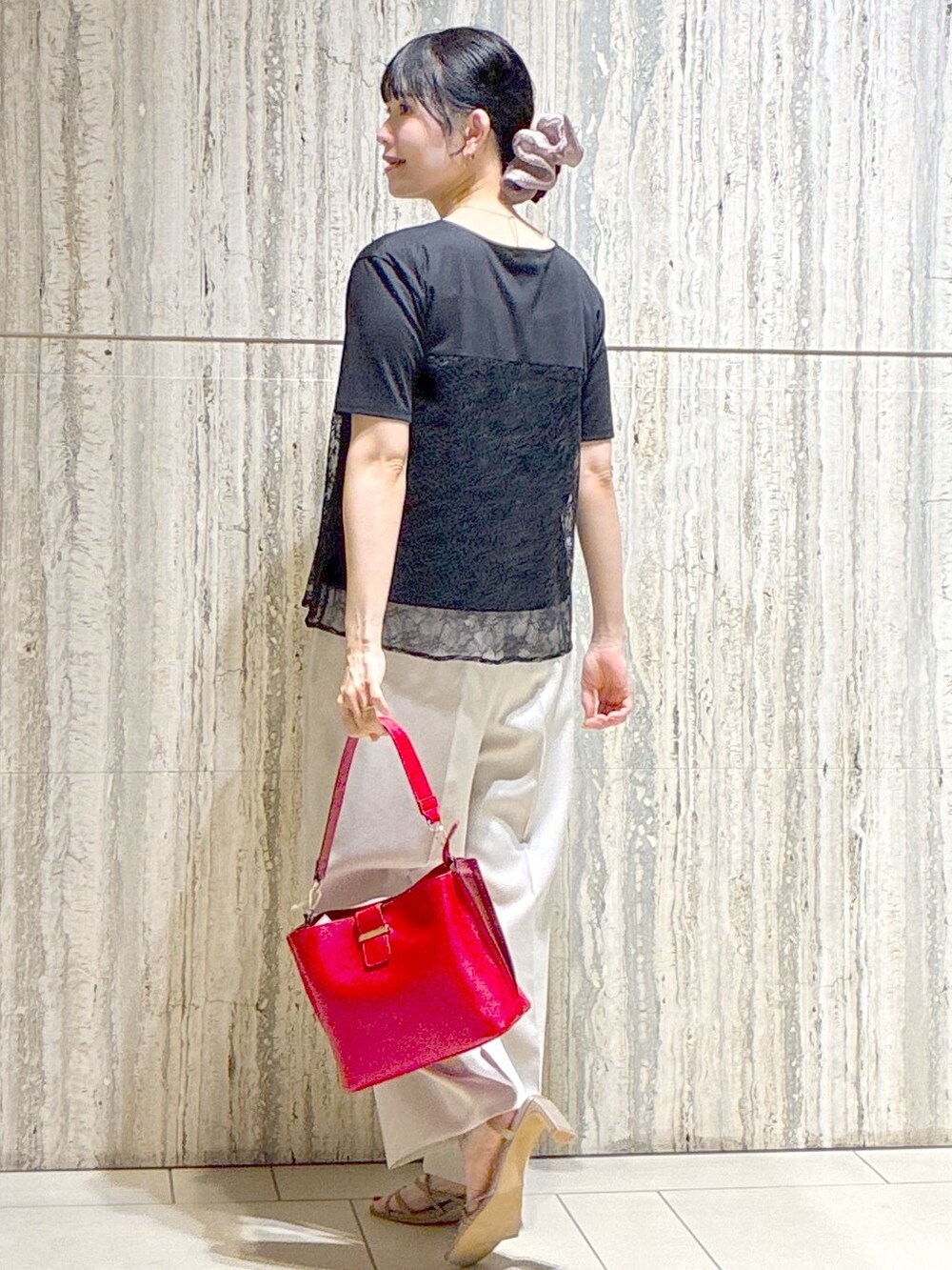 ブラック系のTシャツ/カットソー、ベージュ系のその他パンツ、レッド系のトートバッグを着用したレディースの夏コーディネートの4枚目の写真