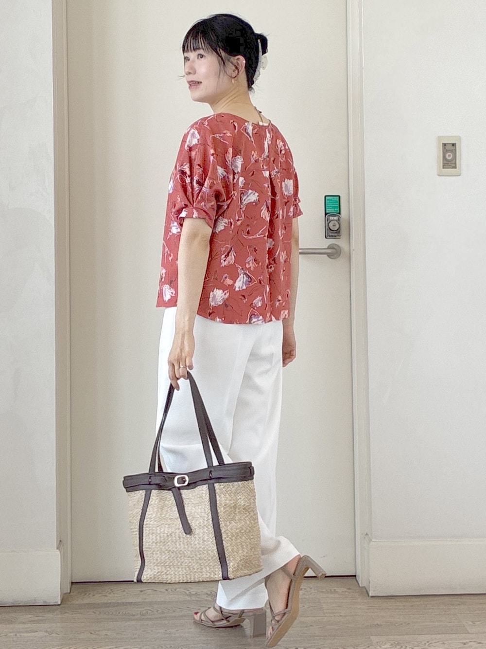 オレンジ系のシャツ/ブラウス、ホワイト系のその他パンツ、イエロー系のトートバッグを着用したレディースの夏コーディネートの4枚目の写真